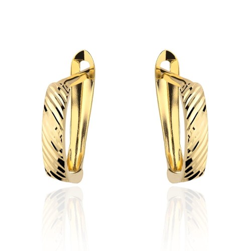 Kolczyki złote smukłe zdobione diamentowaniem na angielskim zapięciu