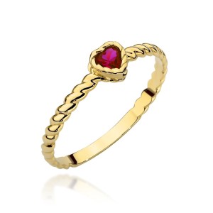 Pierścionek złoty pleciony z serduszkiem w kolorze rubinowym 585